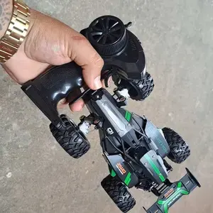 Foto de cliente com o carrinho de controle remoto TrilhaX 1