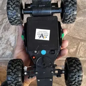 Foto de cliente com o carrinho de controle remoto TrilhaX 2