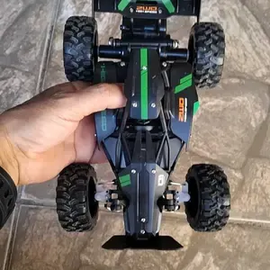 Foto de cliente com o carrinho de controle remoto TrilhaX 3