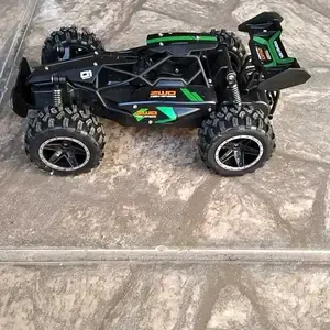 Foto de cliente com o carrinho de controle remoto TrilhaX 4