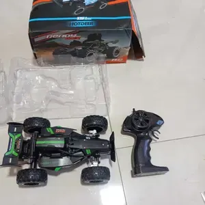 Foto de cliente com o carrinho de controle remoto TrilhaX 5
