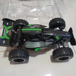 Foto de cliente com o carrinho de controle remoto TrilhaX 6